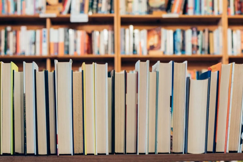 Otvorena knjiga u biblioteci